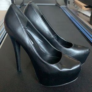 Steve Madden Black Platform Pumps